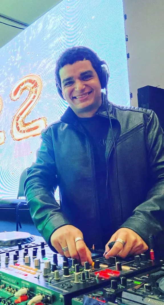 Michael Müller tocando como DJ em evento