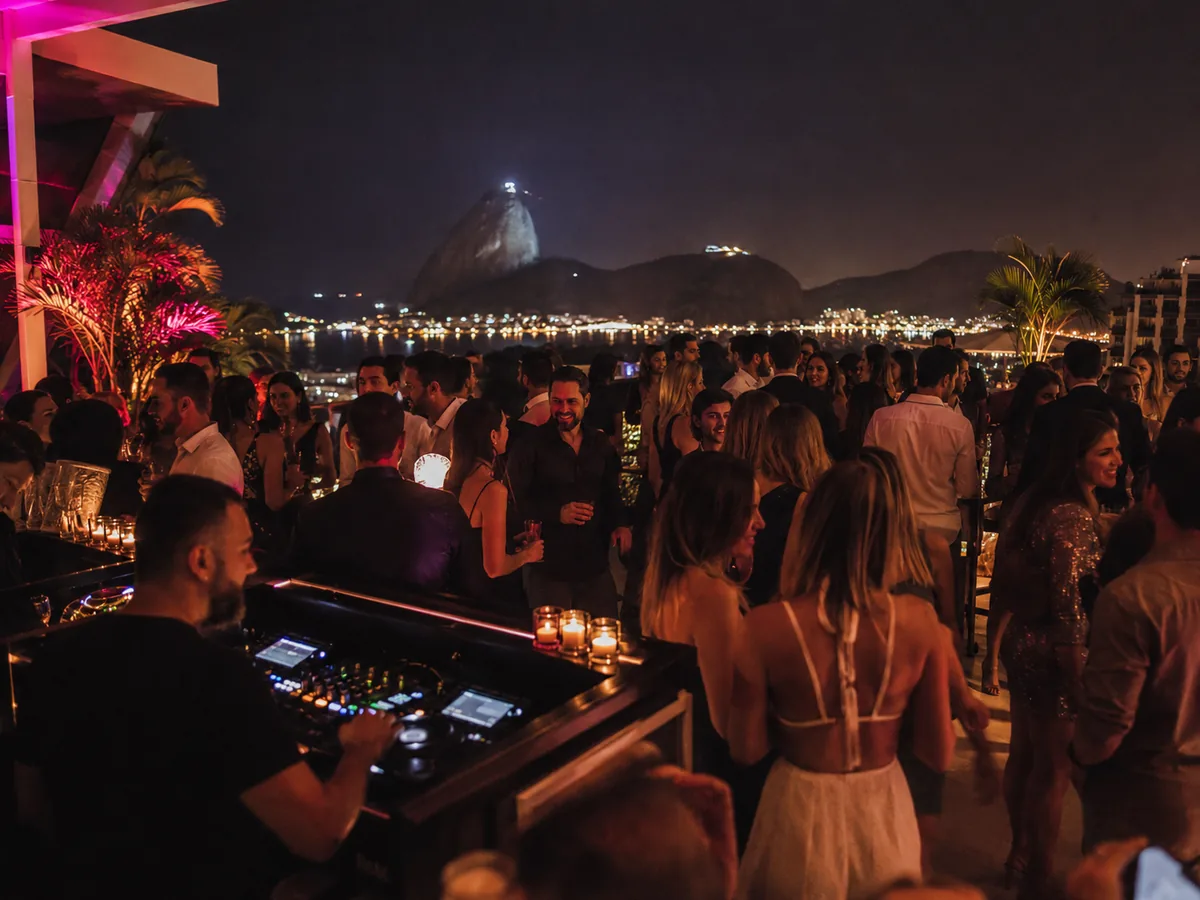 Festa particular com pista cheia e DJ